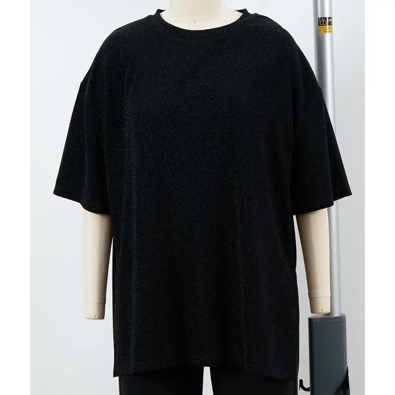 テクスチャード加工の表面とサイドスリットが入ったオーバーサイズのドロップショルダー T シャツ